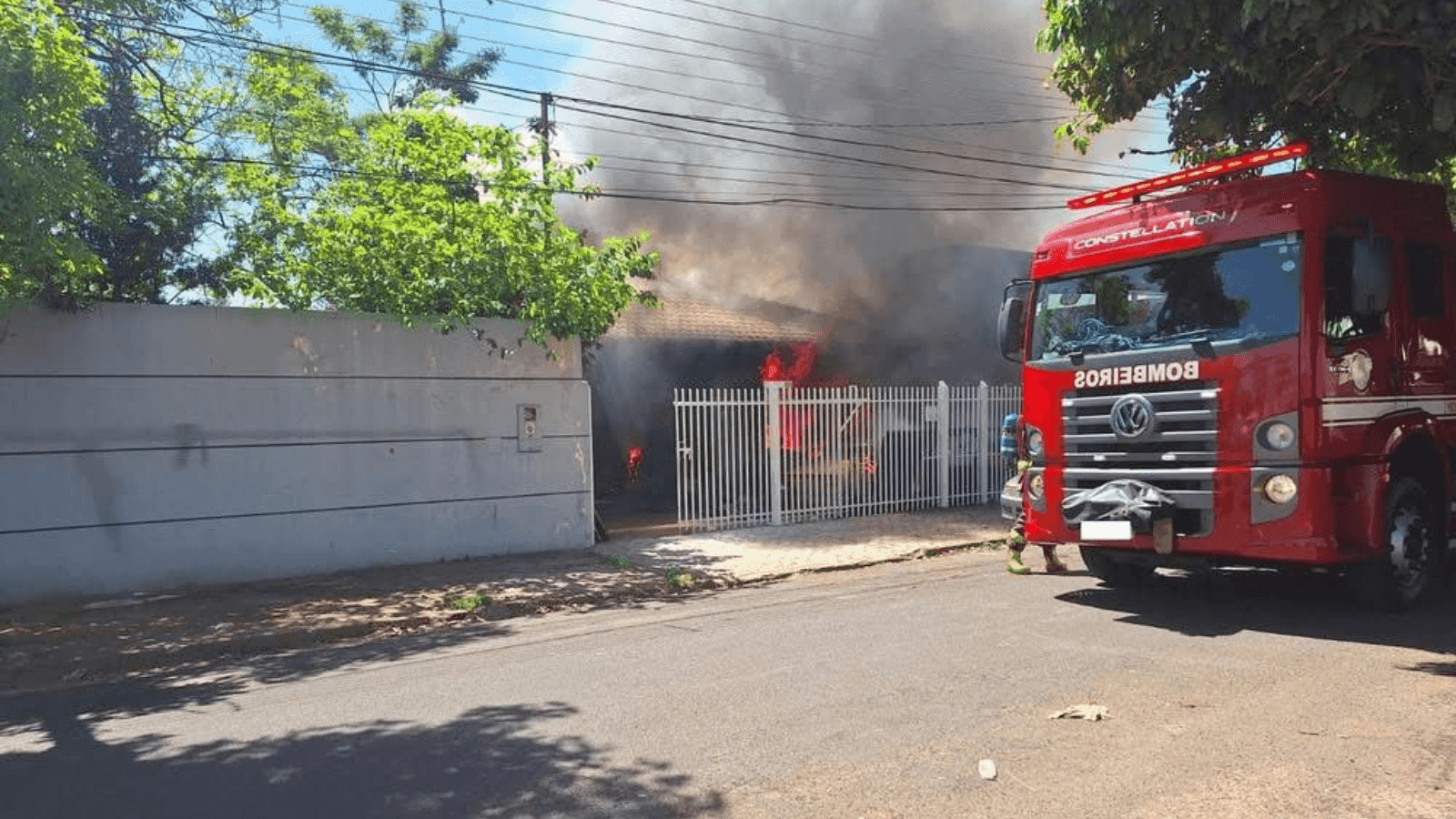 O incêndio destruiu a casa que fica no Parque São Judas
