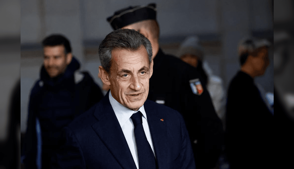 Sarkozy é isolado em prisão de Paris após condenação por corrupção