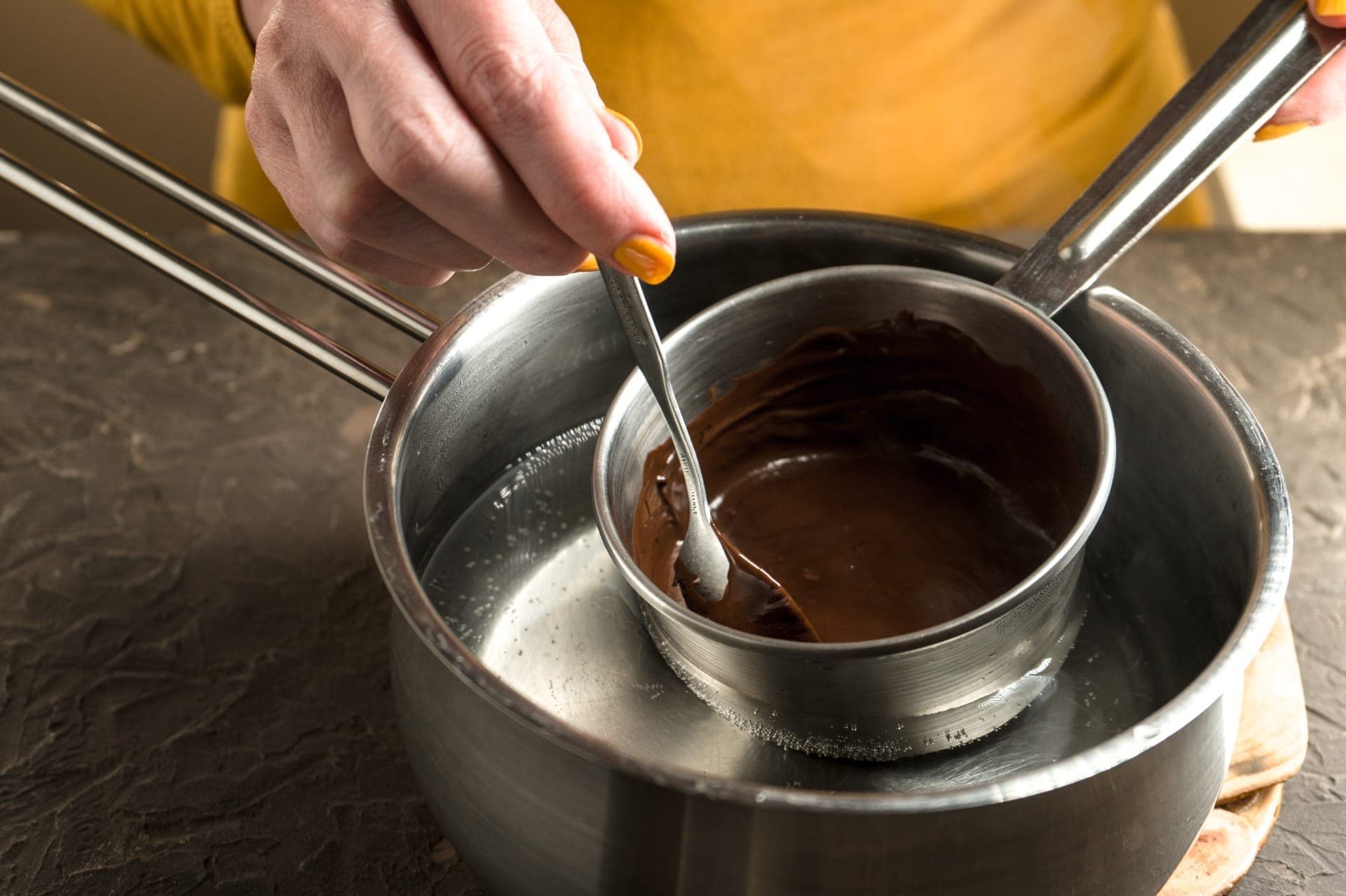Banho-maria: método consiste em cozinhar ou aquecer um alimento em um recipiente que é, por sua vez, colocado dentro de outro maior contendo água quente