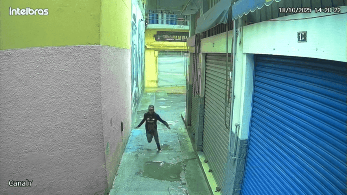 Imagem mostra criminoso fugindo por viela após atirar em motoboy na 25 de Março