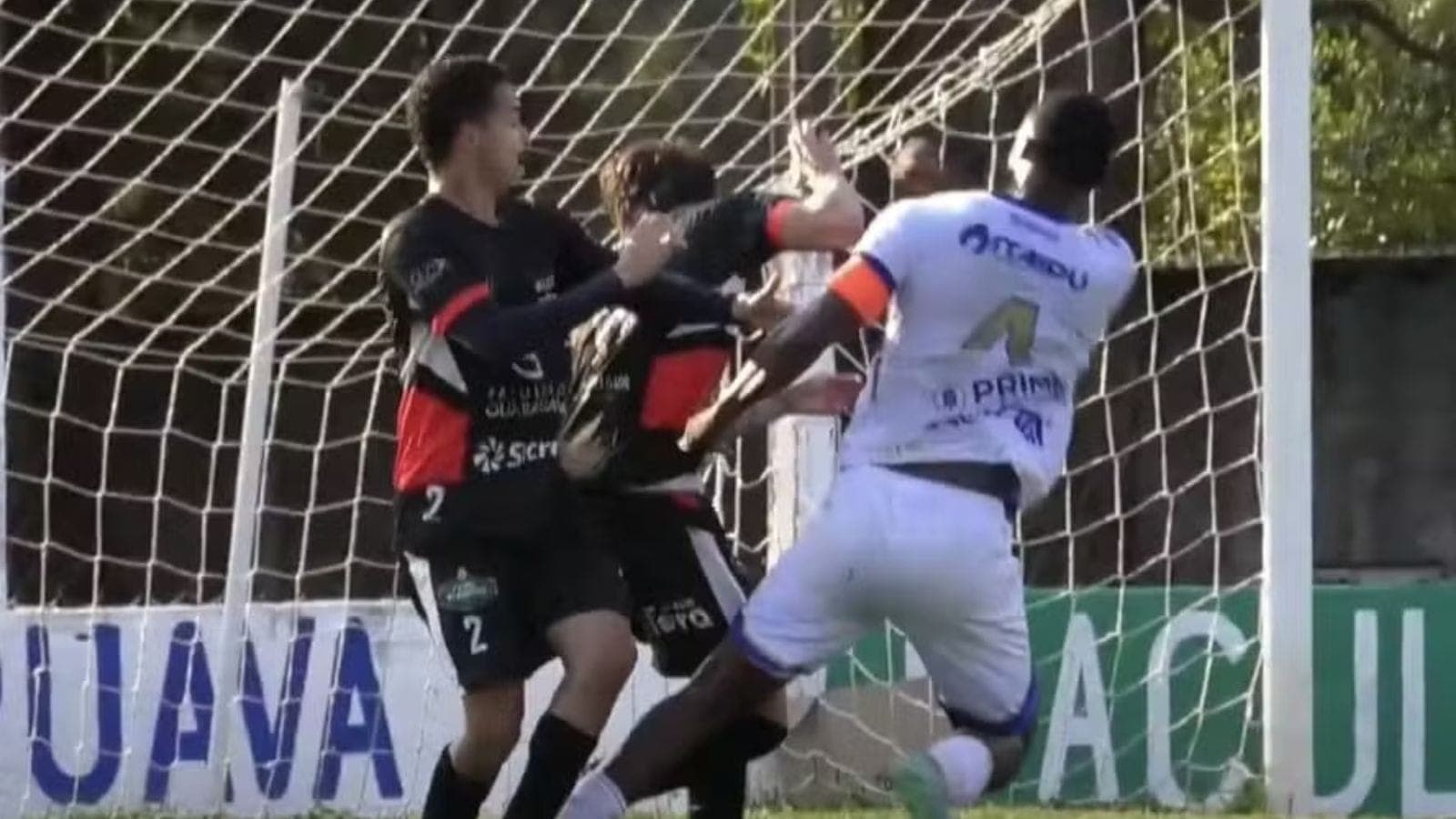 Momento em que PV (de camisa branca) deu um soco em Diego