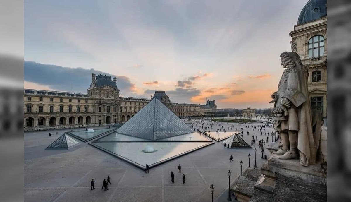 Museu do Louvre reabre em Paris com segurança reforçada; busca por criminosos continua