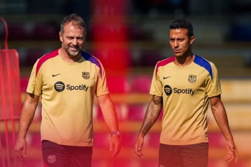 Técnico do Barcelona, Hansi Flick, ao lado de Thiago Alcântara