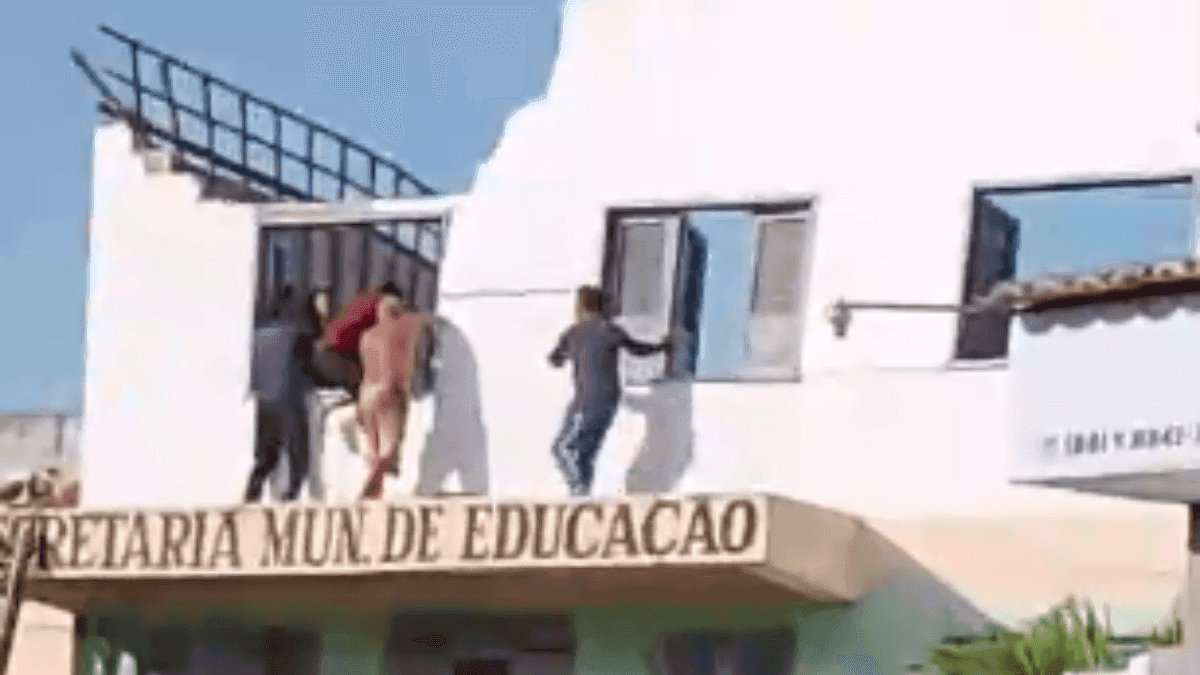 Teto de Secretaria de Educação de Chaval (CE) desaba deixa 20 feridos