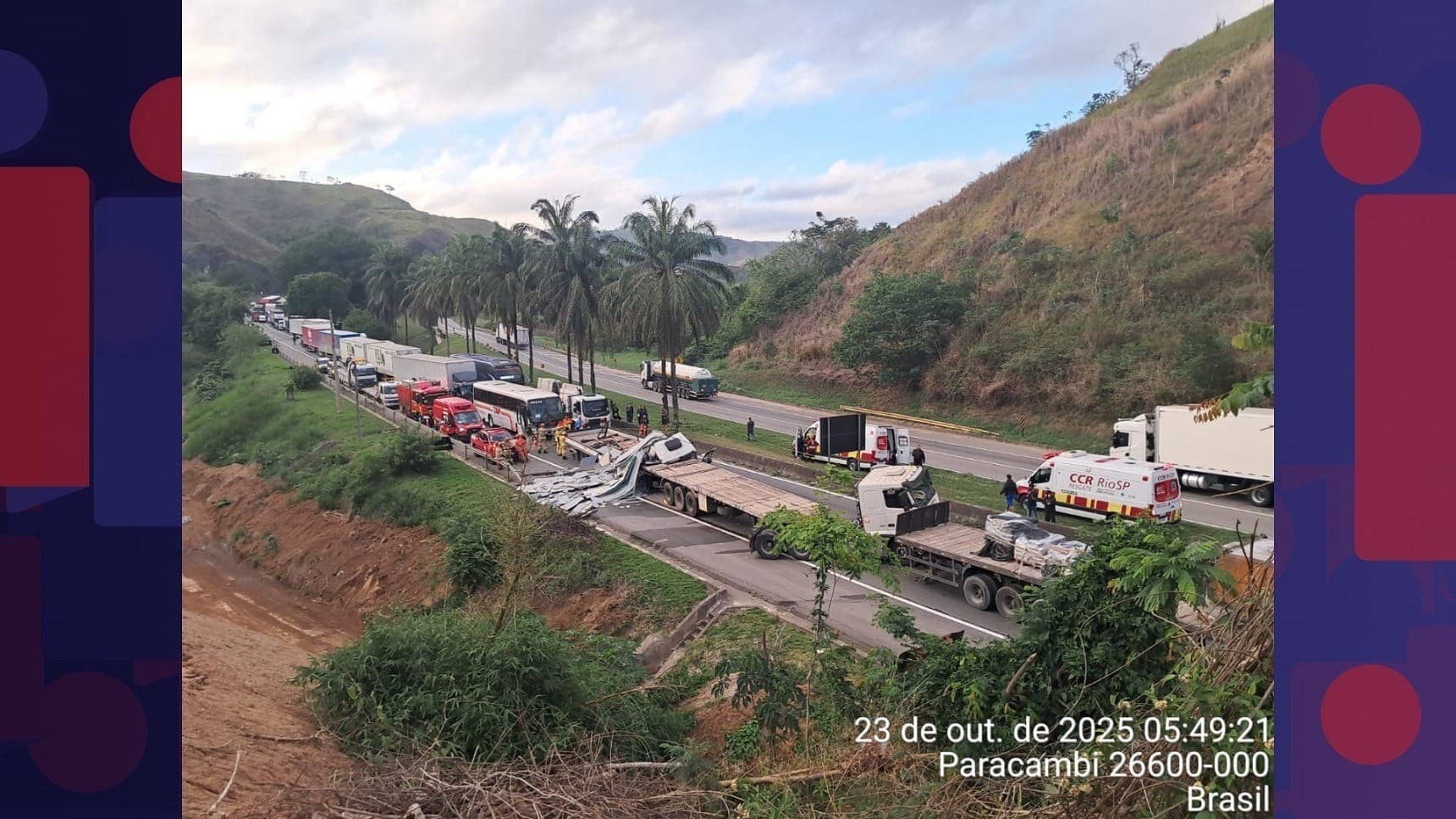Engavetamento de três carretas interditou a Via Dutra na Serra das Araras