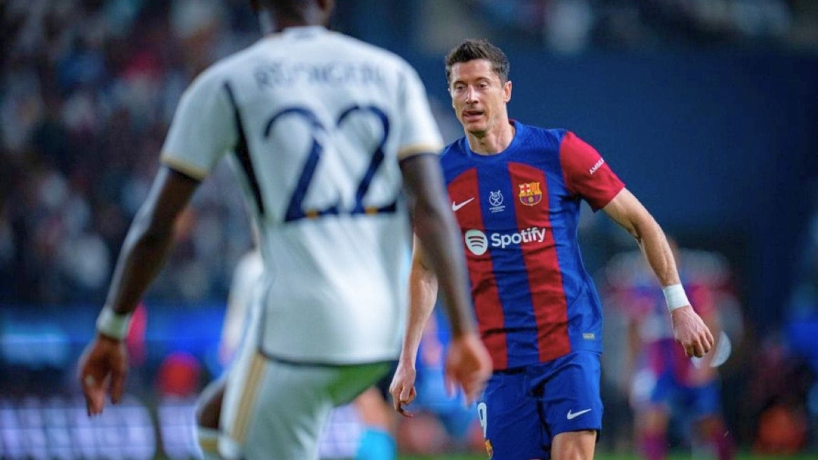 Barcelona e Real Madrid se enfrentam neste sábado (26)