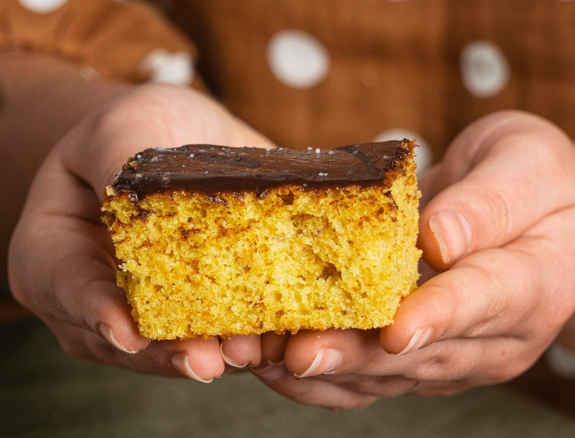 Bolo de cenoura: o excesso de umidade do legume pode ser o grande vilão, deixando a massa pesada demais para crescer
