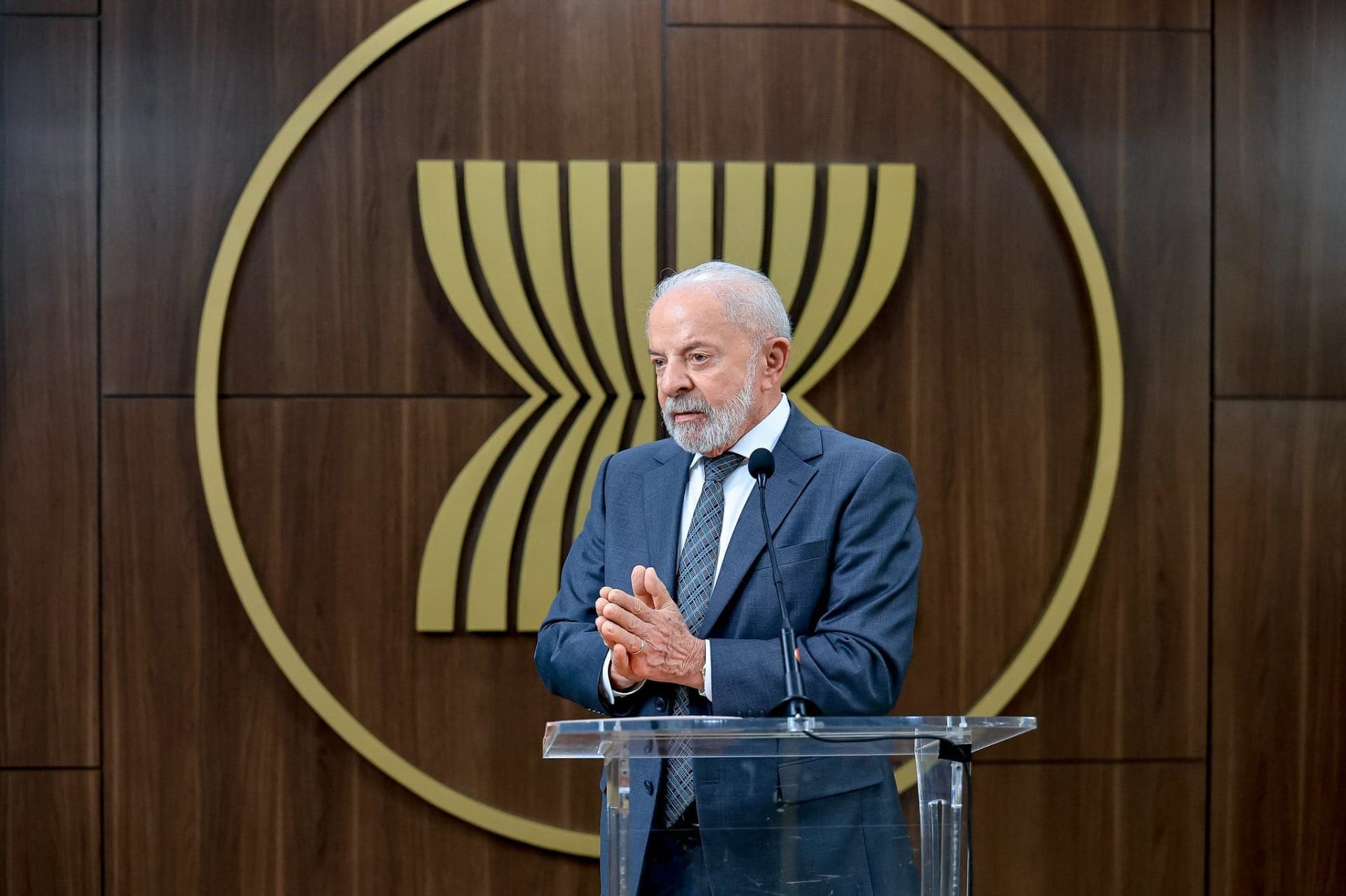 Lula durante coletiva de imprensa em Jacarta, na Indonésia