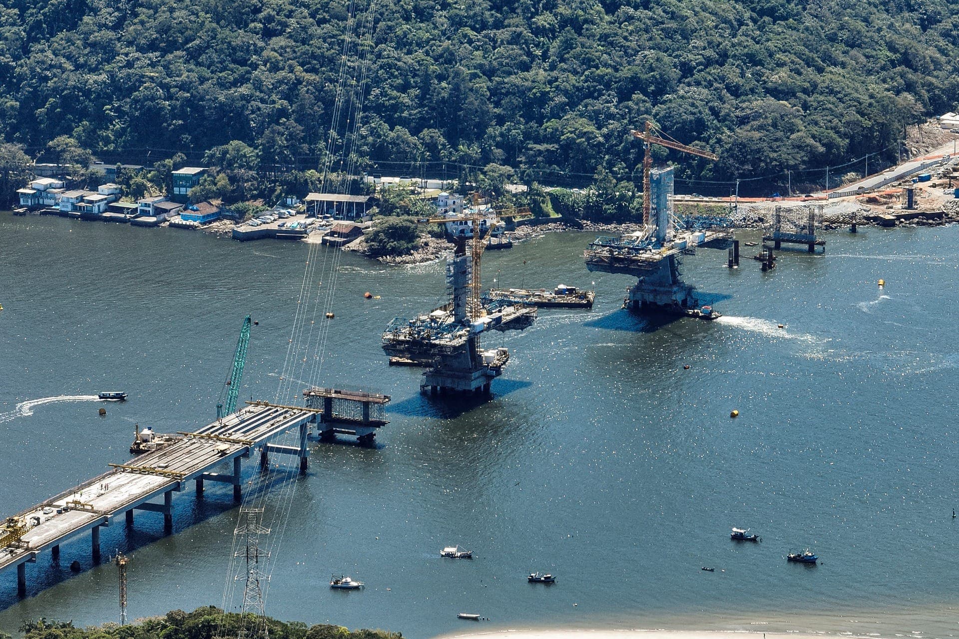 Obra da Ponte de Guaratuba entra em nova fase com a instalação dos estais, cabos que sustentam o tabuleiro. Mais de 550 metros já foram concluídos.