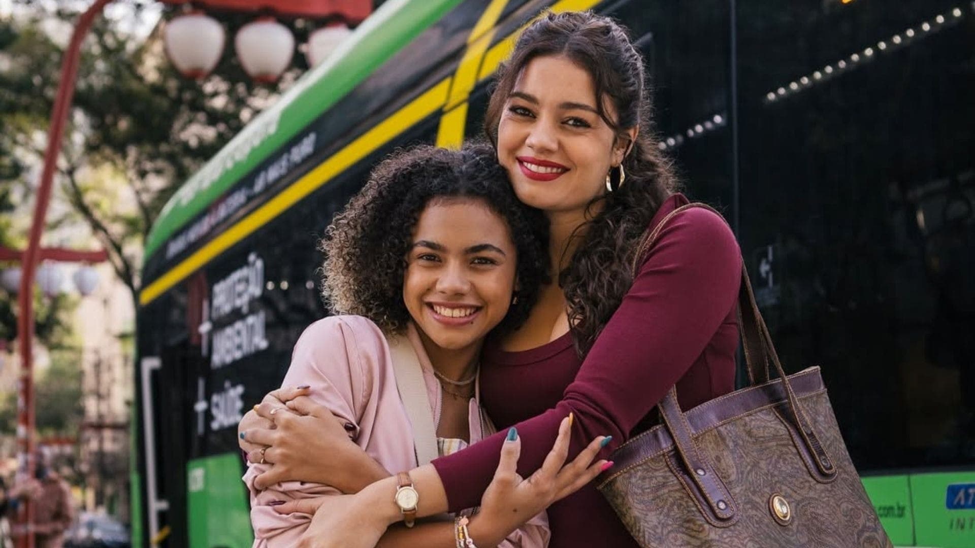 Sophie Charlotte e Alana Cabral em "Três Graças"