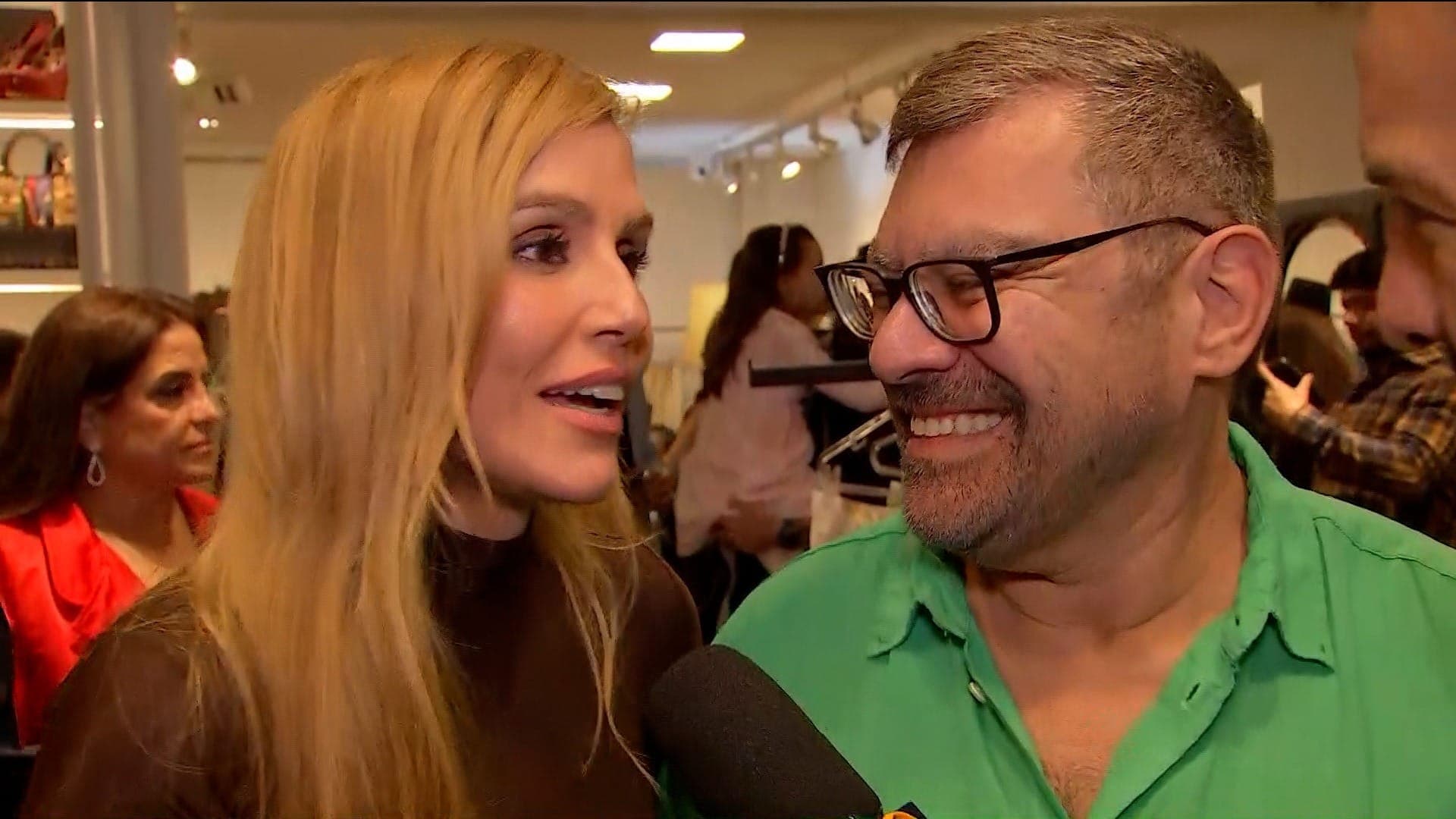 Deborah Secco, ao lado de Marcello Camargo, diz que sonha em ter programa de TV como o de Hebe Camargo