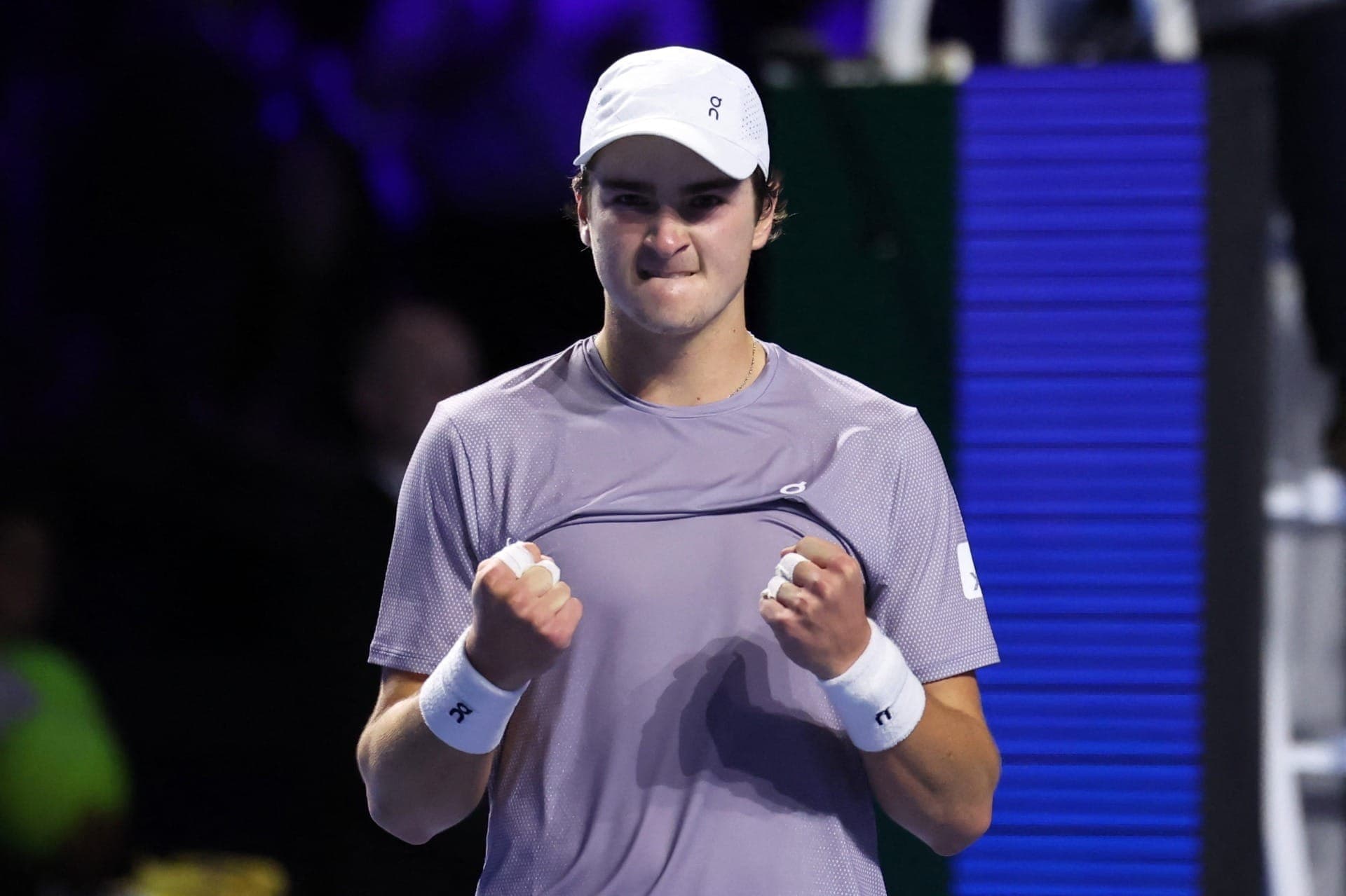 João Fonseca comemora classificação à final do ATP 500 da Basileia, na Suíça
