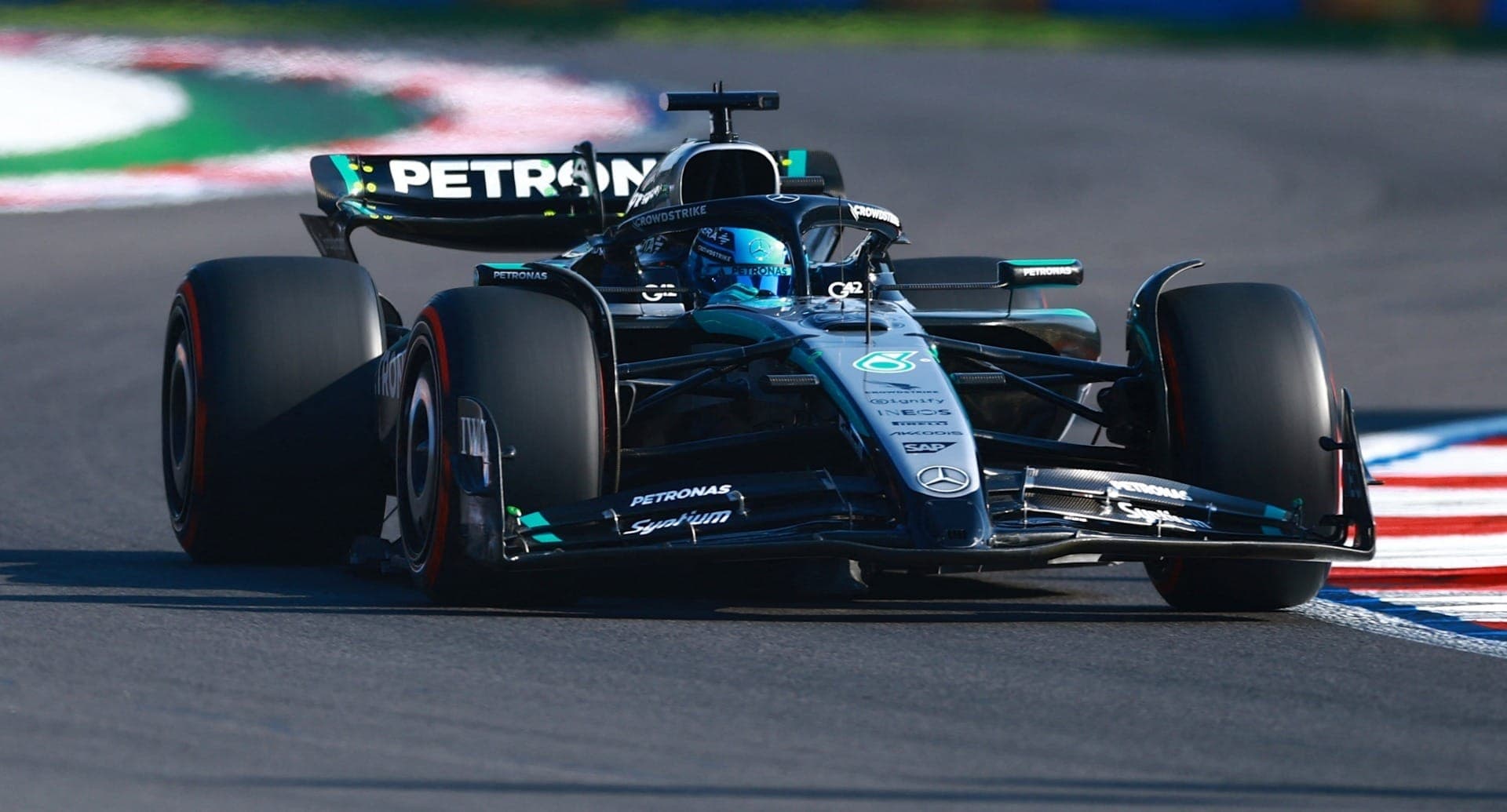 Russell mira undercut nas Ferraris no México após P4 "decente" em classificação