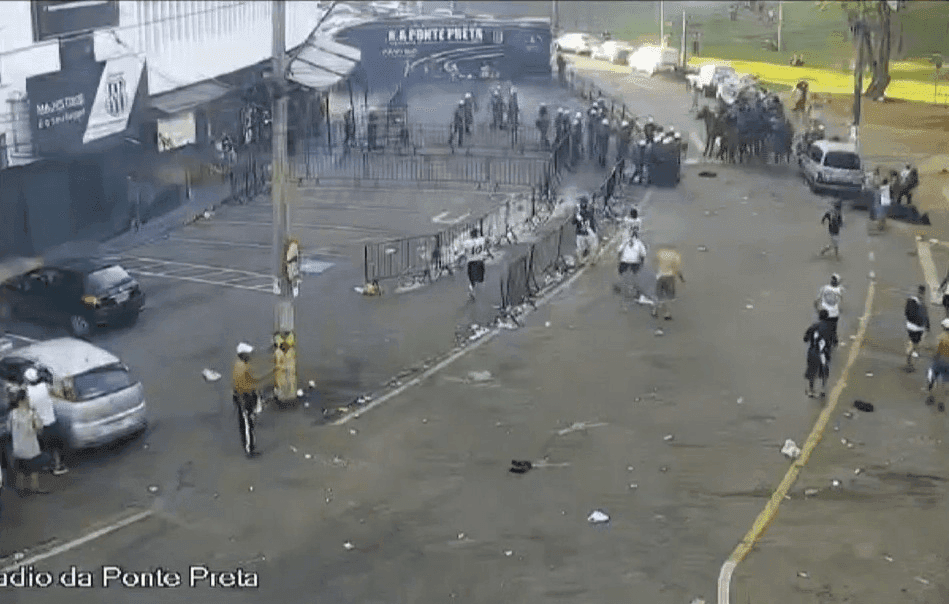 Torcedores da Ponte Preta sem ingresso tentam acompanhar final da Série C