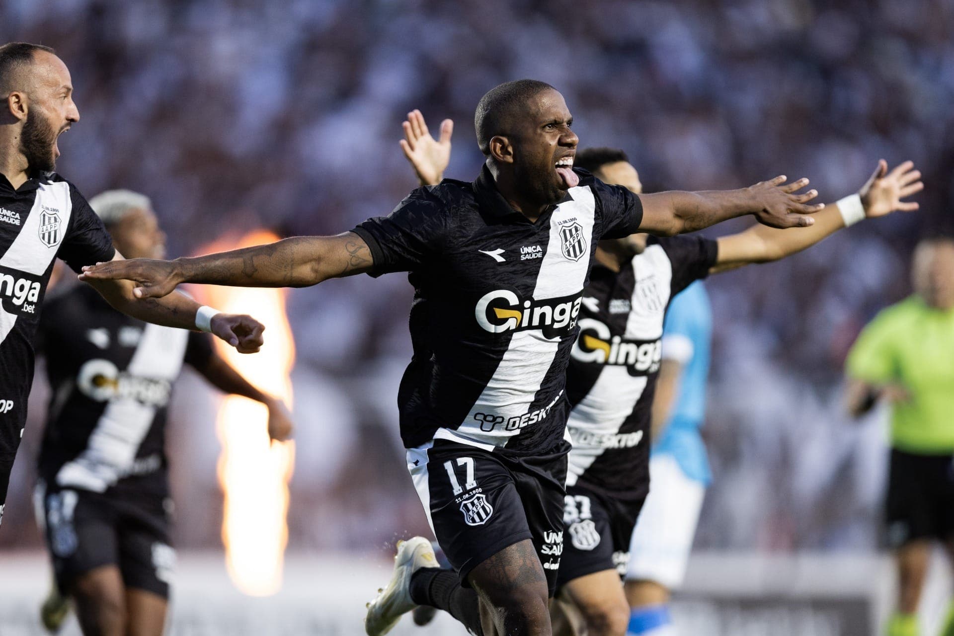 Toró comemora primeiro gol da Ponte Preta sobre Londrina na final da Série C