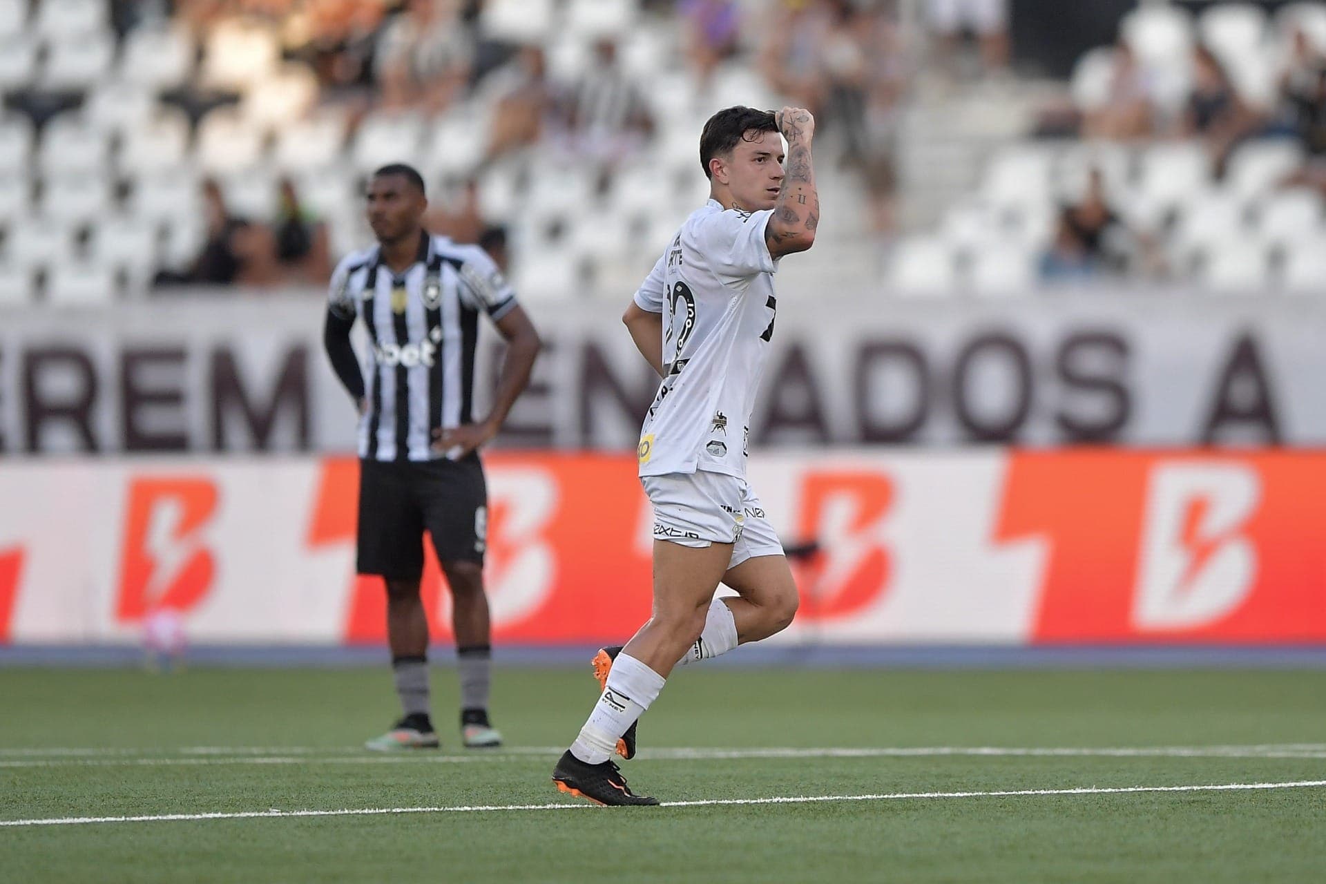 Barreal comemora gol de empate pelo Santos sobre Botafogo