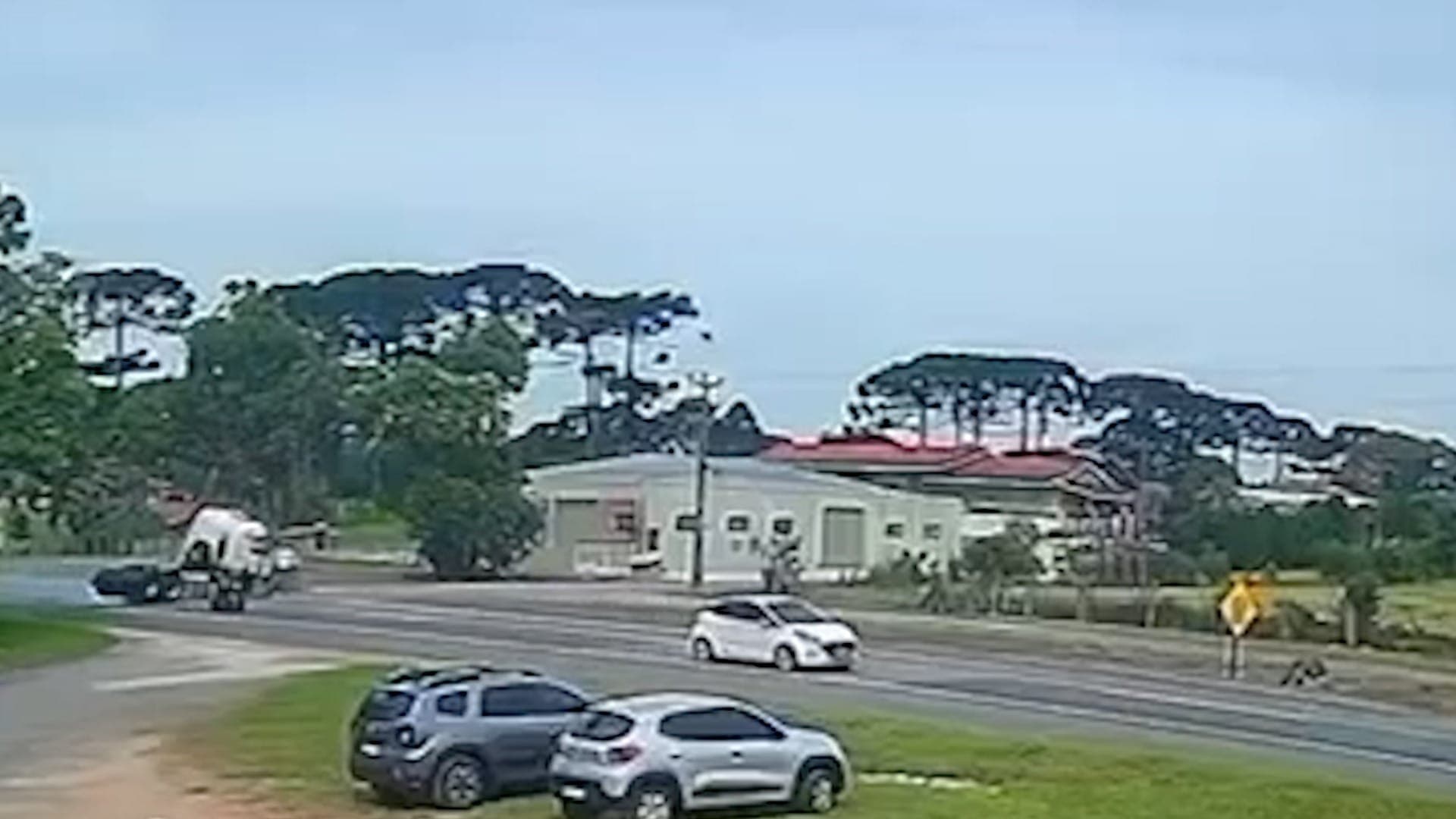 Câmeras flagram acidente na Rodovia do Xisto que matou sargento e esposa