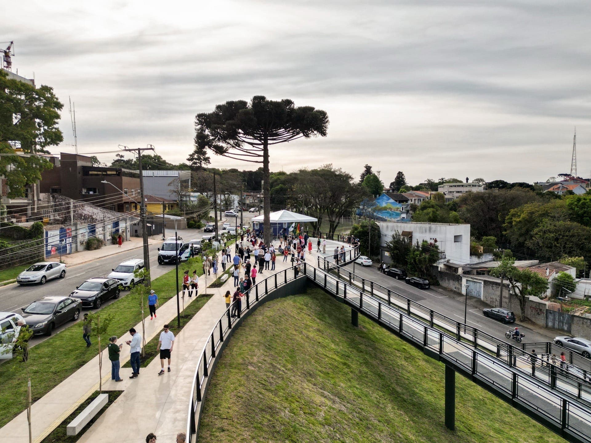 Curitiba inaugura Praça de Barcelona com mirante e vista para a Serra do Mar