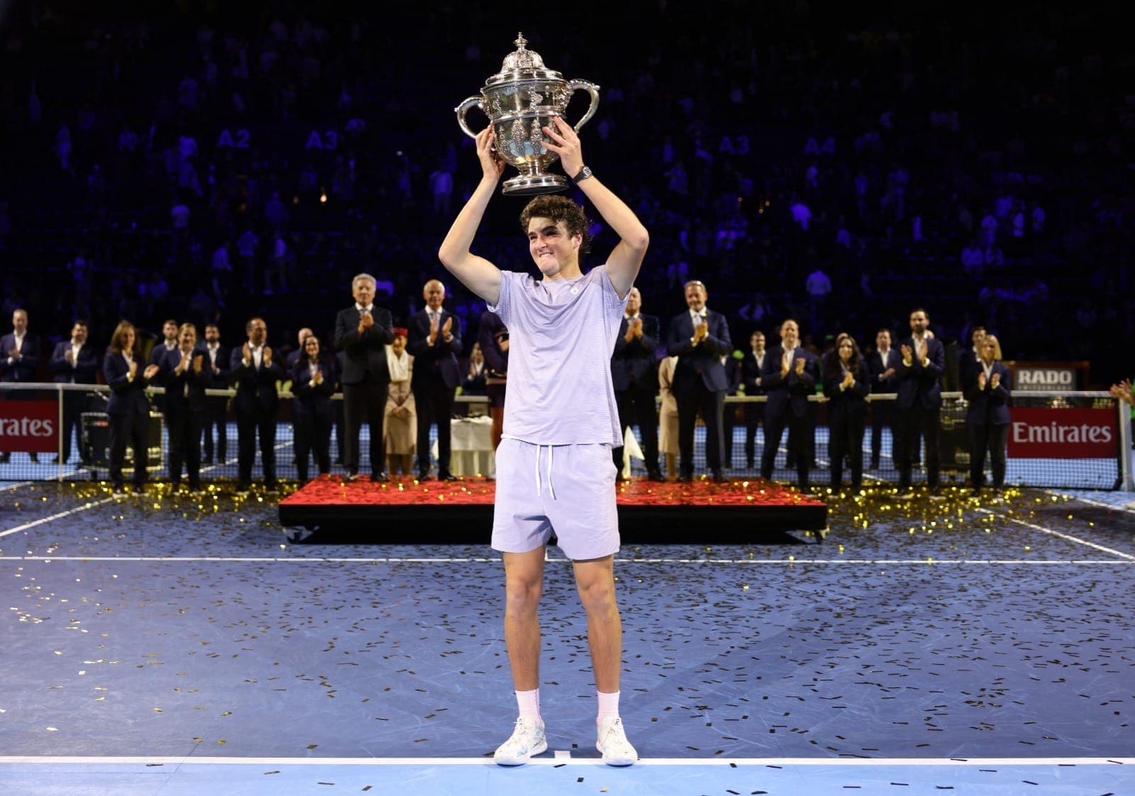 João Fonseca levanta troféu do ATP 500 da Basileia