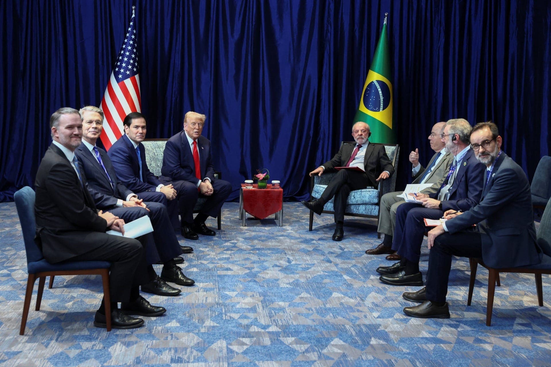 Lula e Trump ao lado de secretários e assessores durante encontro na Malásia