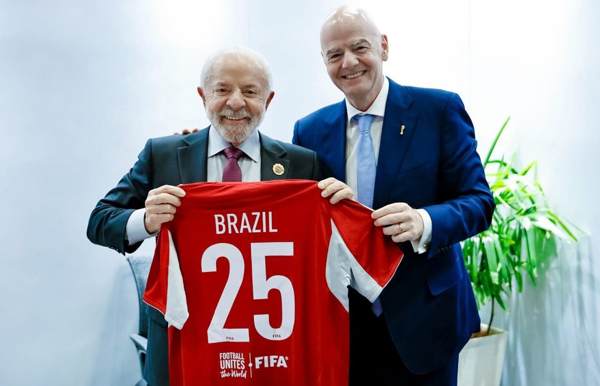 Lula se encontra com presidente da Fifa, Gianni Infantino, na Malásia