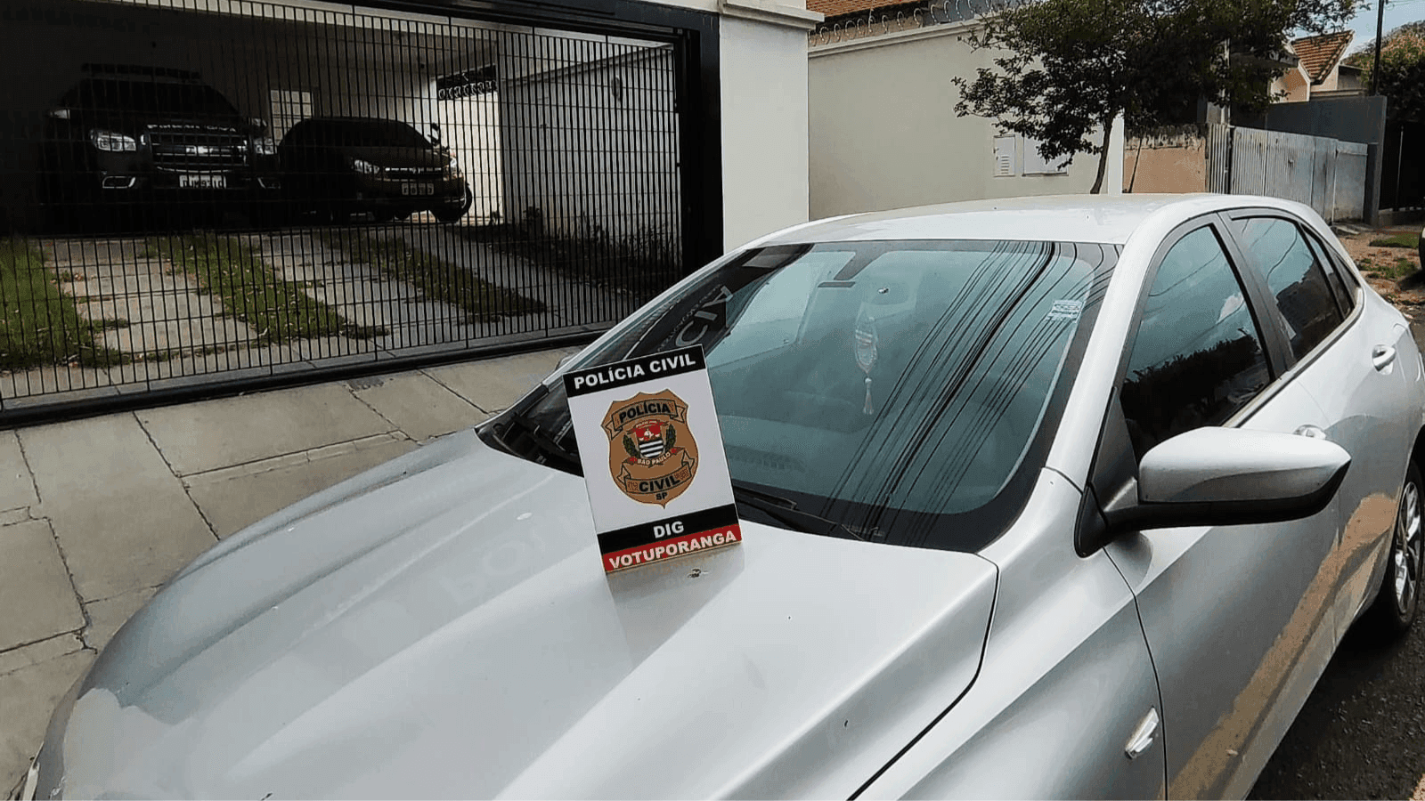 O veículo usado no crime foi apreendido pelos policiais