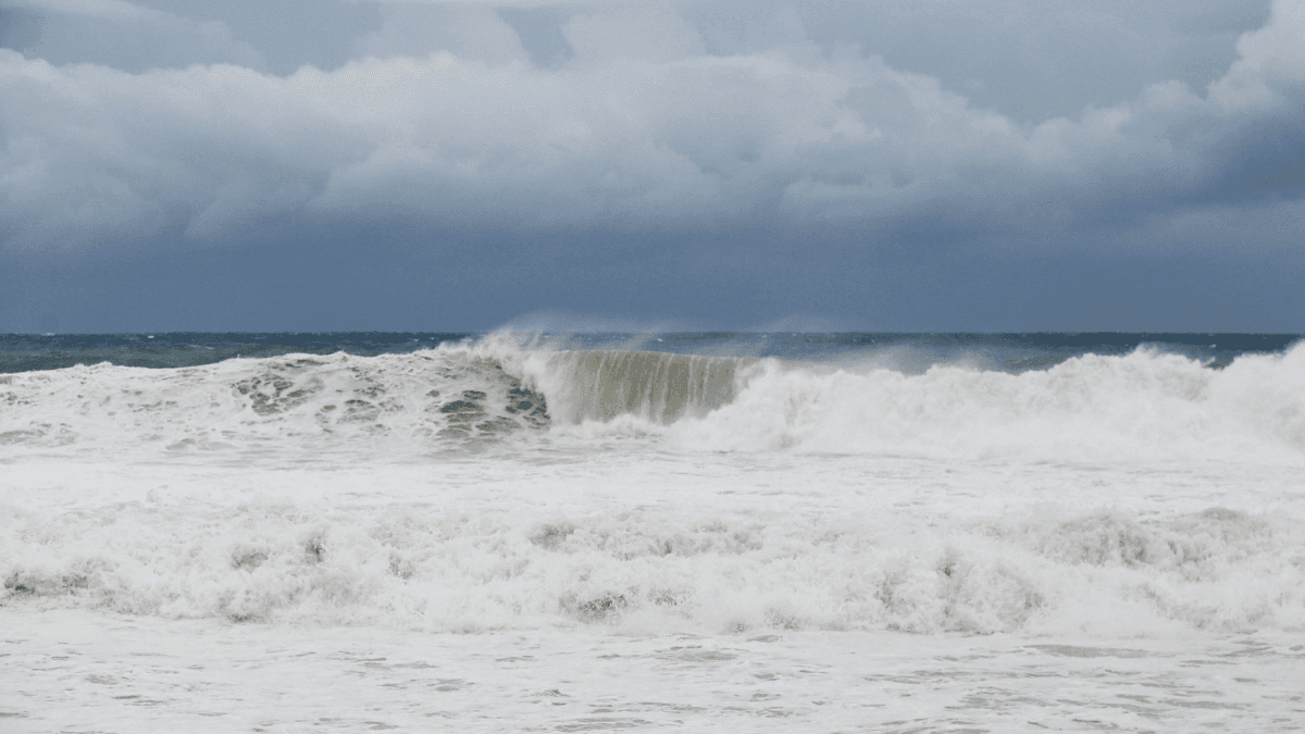 Marinha emite alerta de ressaca marítima no Litoral Norte