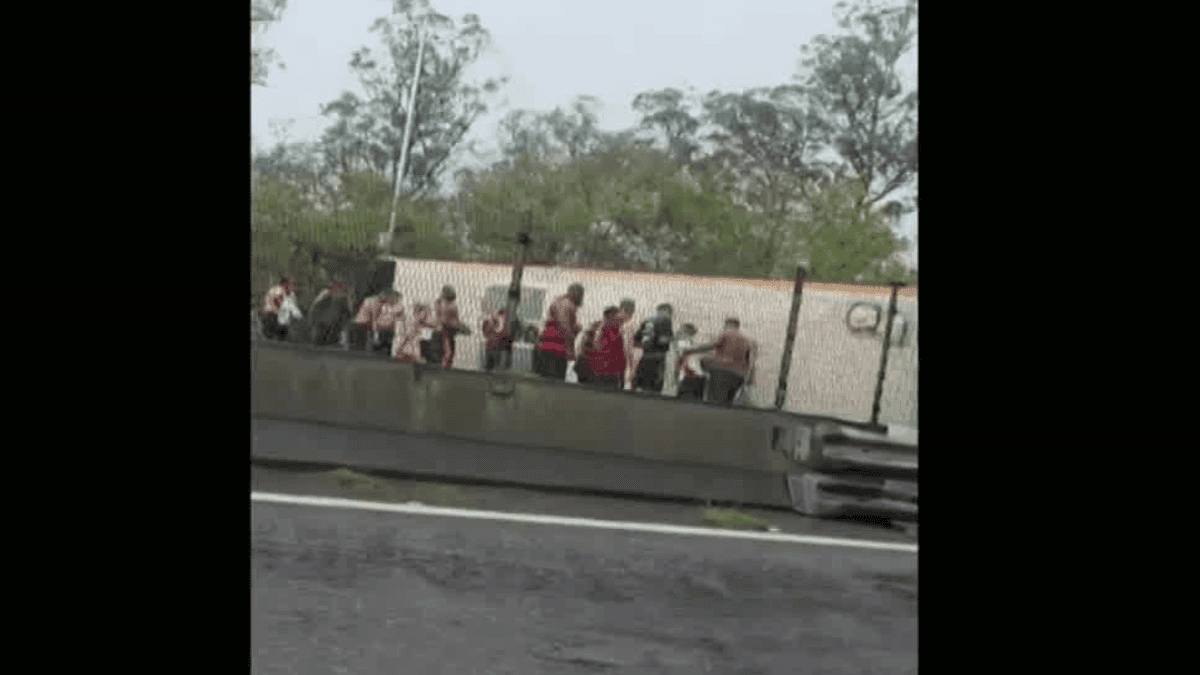 Ônibus com torcedores do Flamengo tomba na Dutra