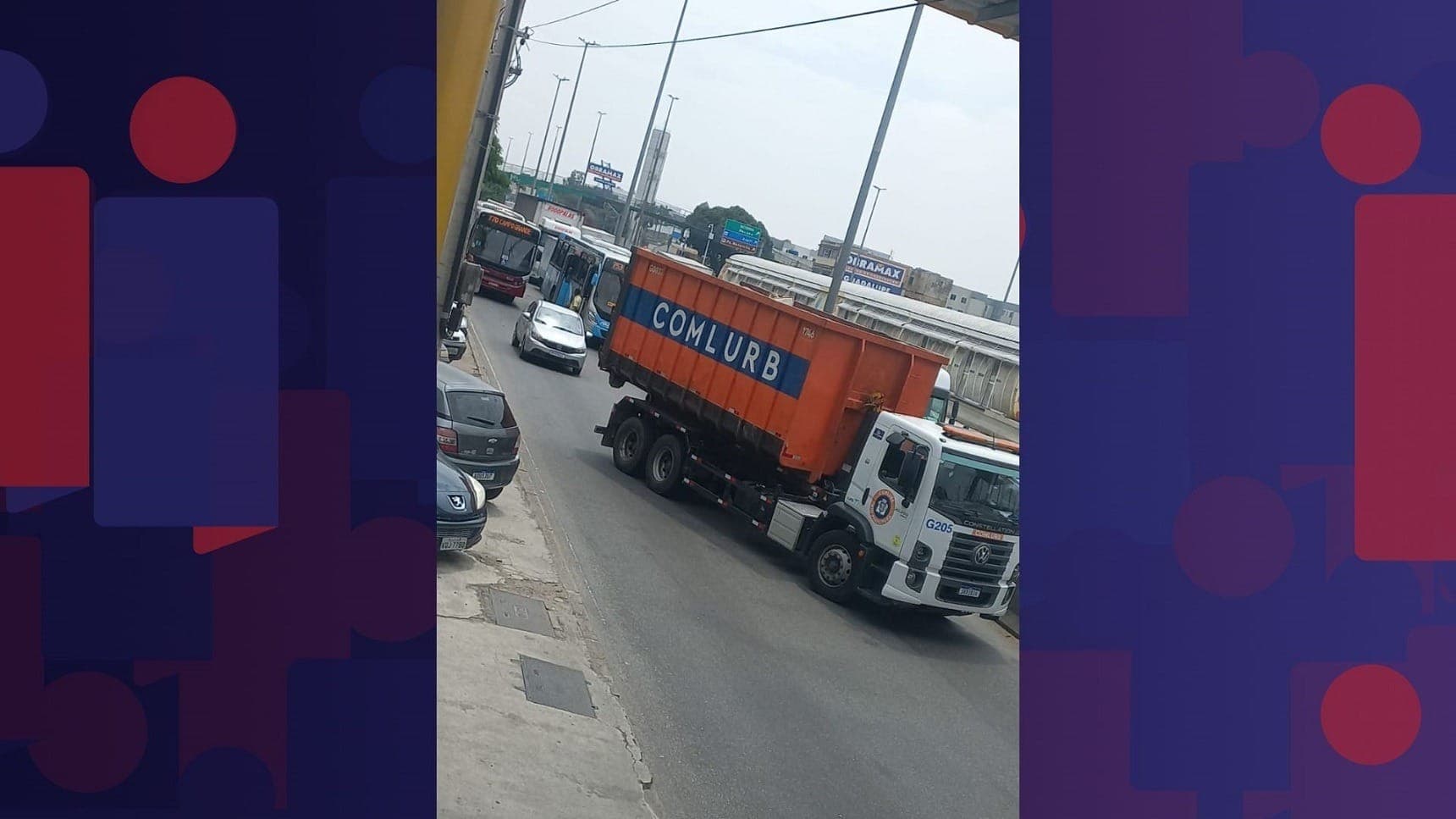 Caminhão da Comlurb atravessado na Avenida Brasil na altura de Guadalupe