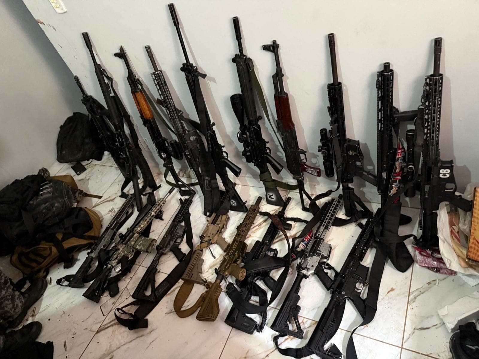 Fuzis apreendidos em operação contra o Comando Vermelho