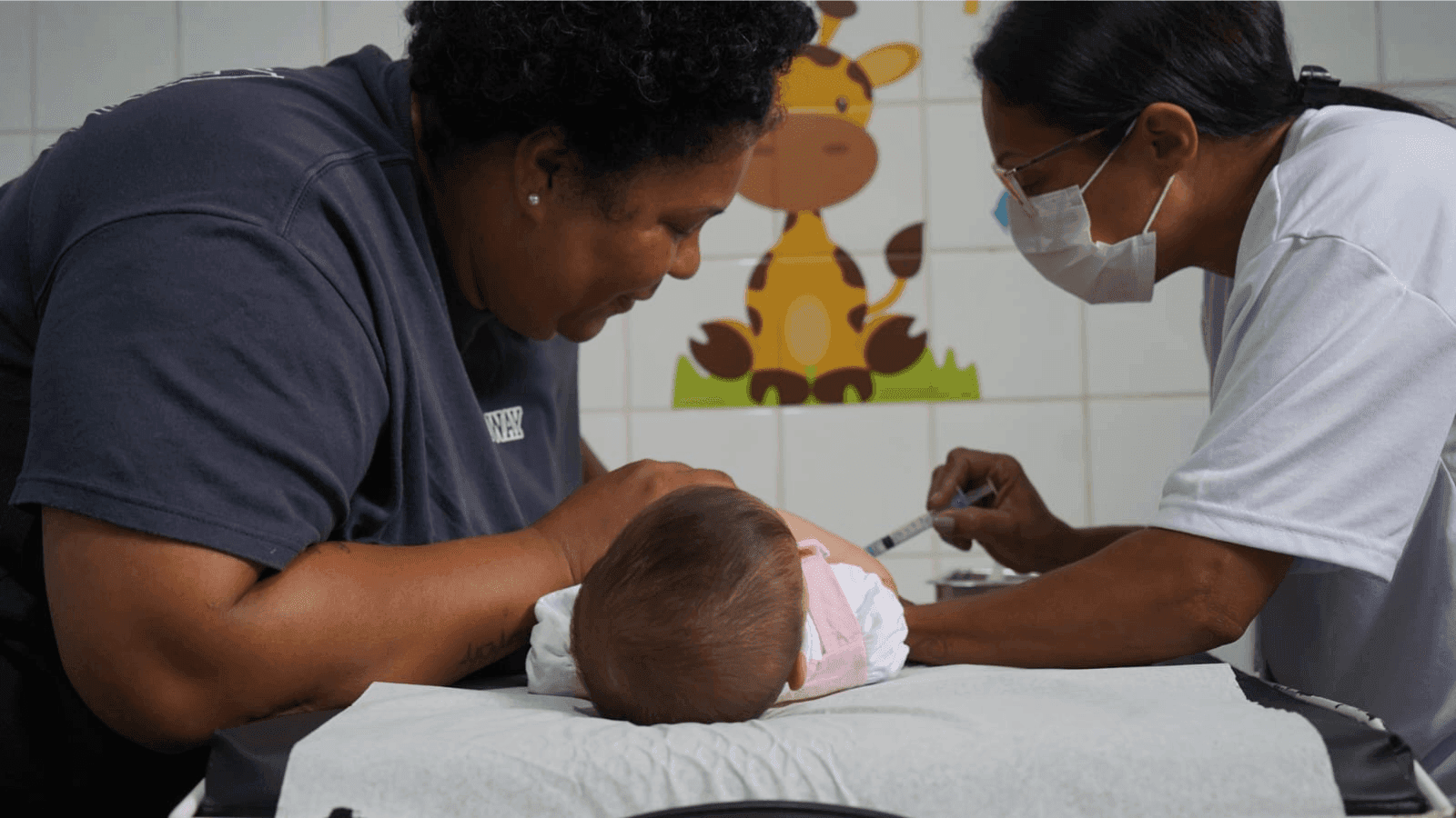 Mais de 1,3 mil crianças e adolescentes já foram vacinados