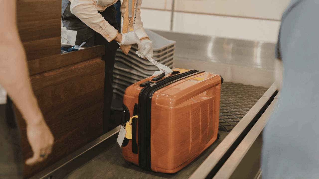 Mulher diz que estava carregando bomba na mochila e é presa em aeroporto