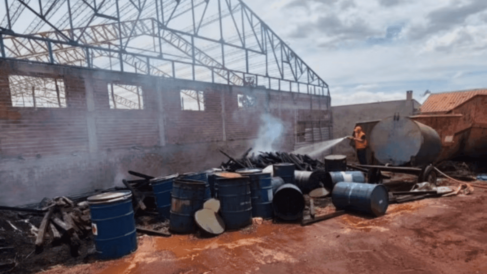 O fogo começou durante serviço de soldagem no local