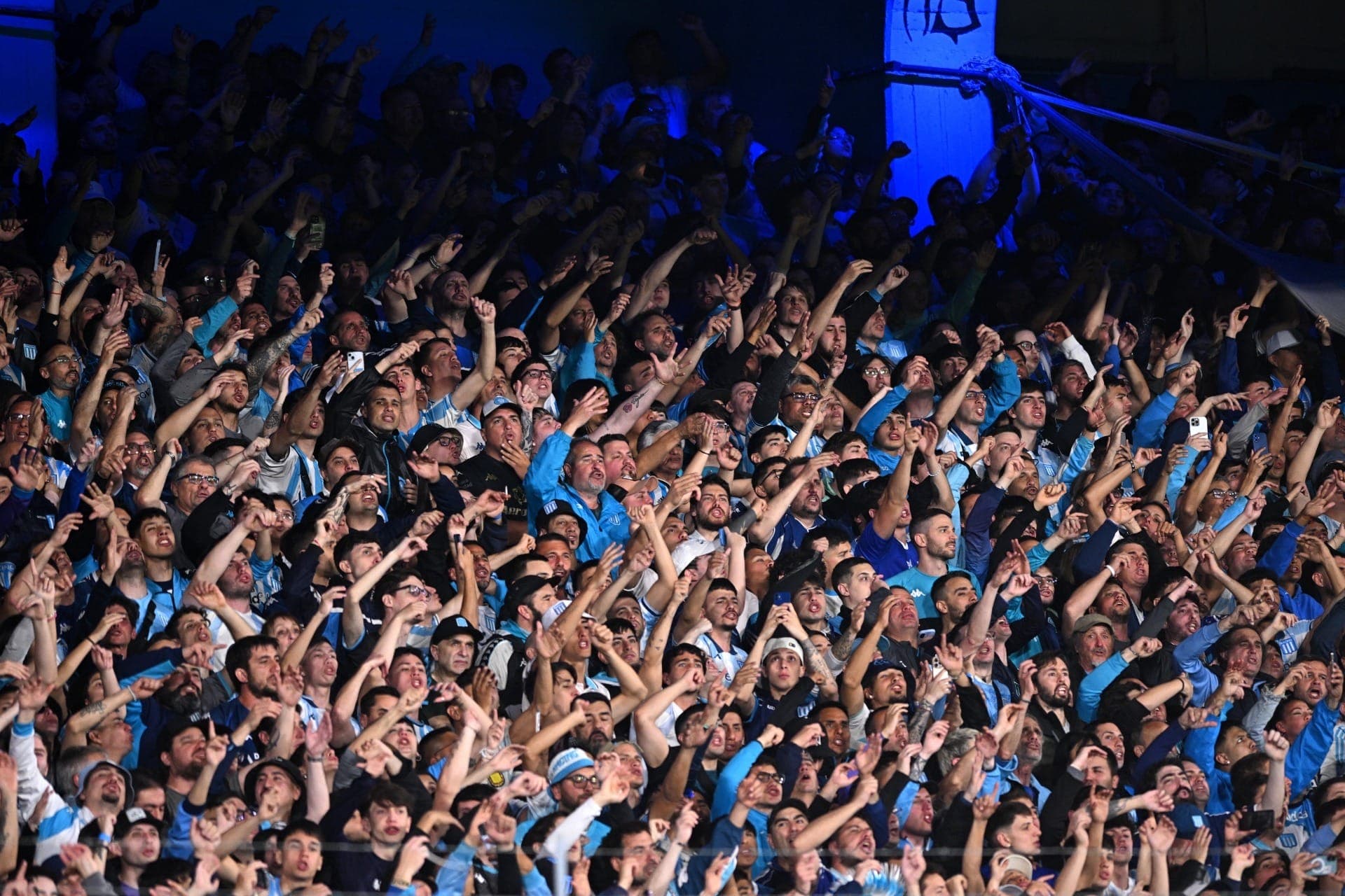 Torcida do Racing faz festa antes do jogo contra o Flamengo começar