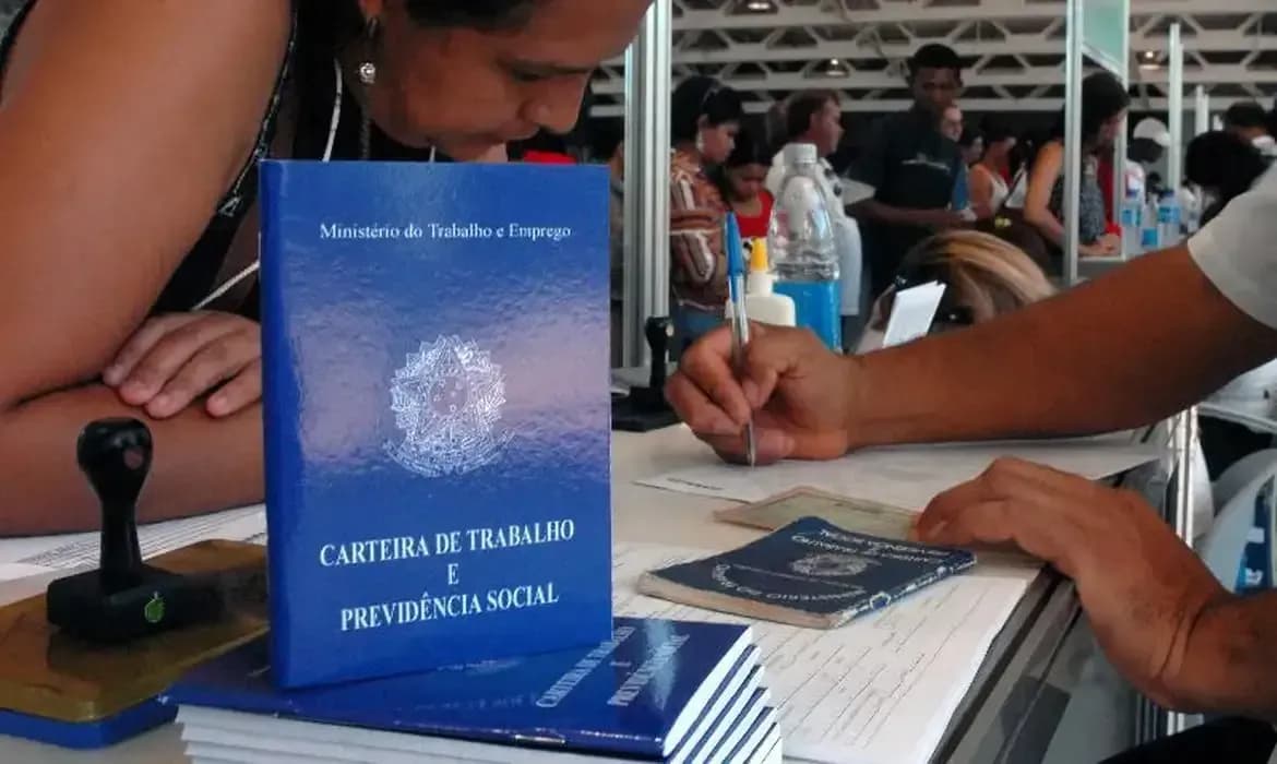 Brasil criou mais de 200 mil empregos em setembro, diz Caged