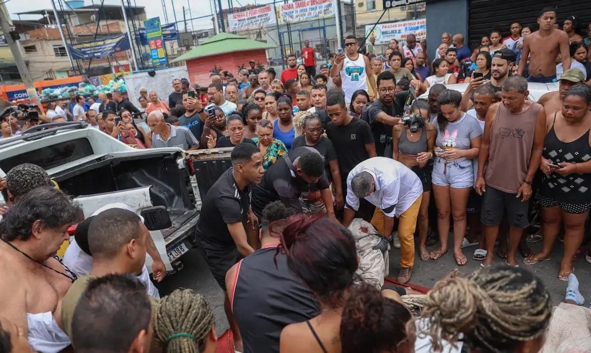 Corpos encontrados na mata durante a madrugada de quarta-feira (29) foram estendidos em uma praça na Penha por moradores