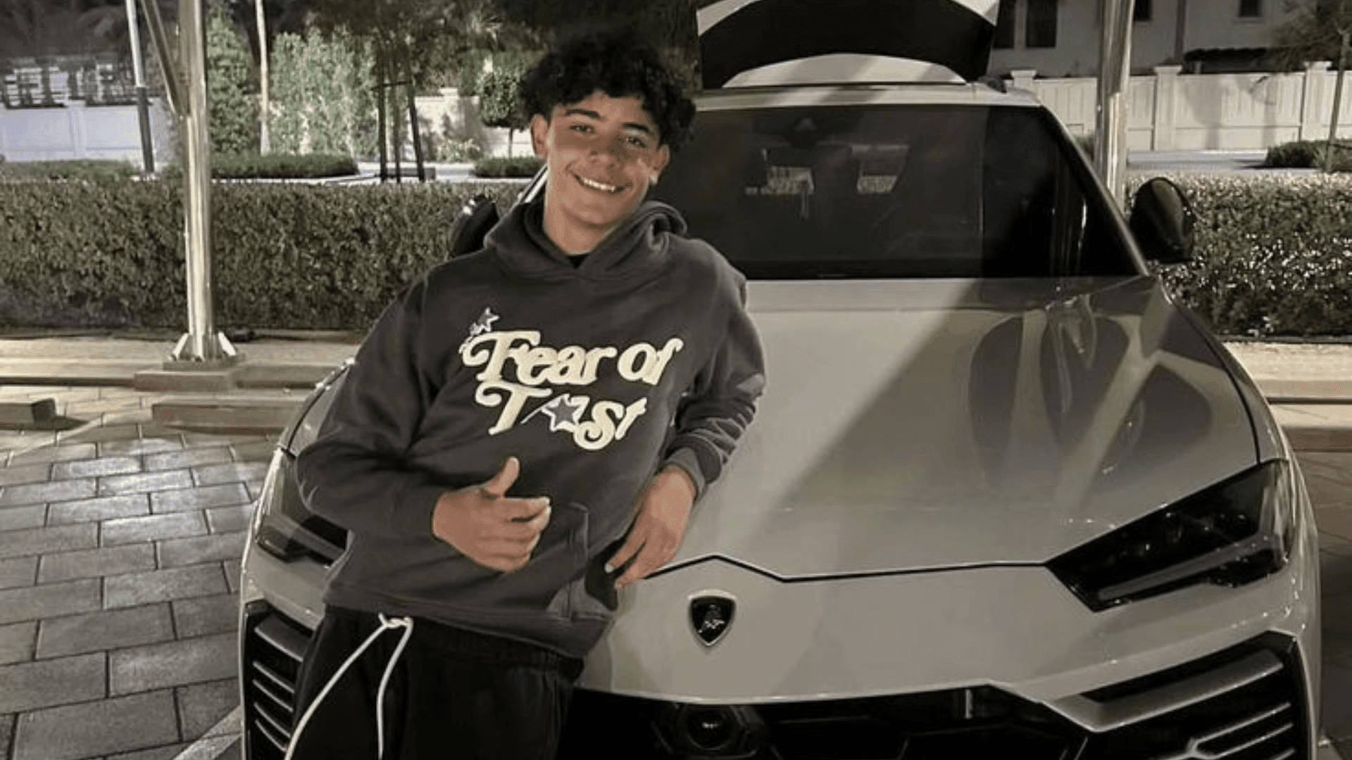 Cristiano Ronaldo Jr. com seu Lamborghini Urus S branco avaliado em R$ 1,65 milhão