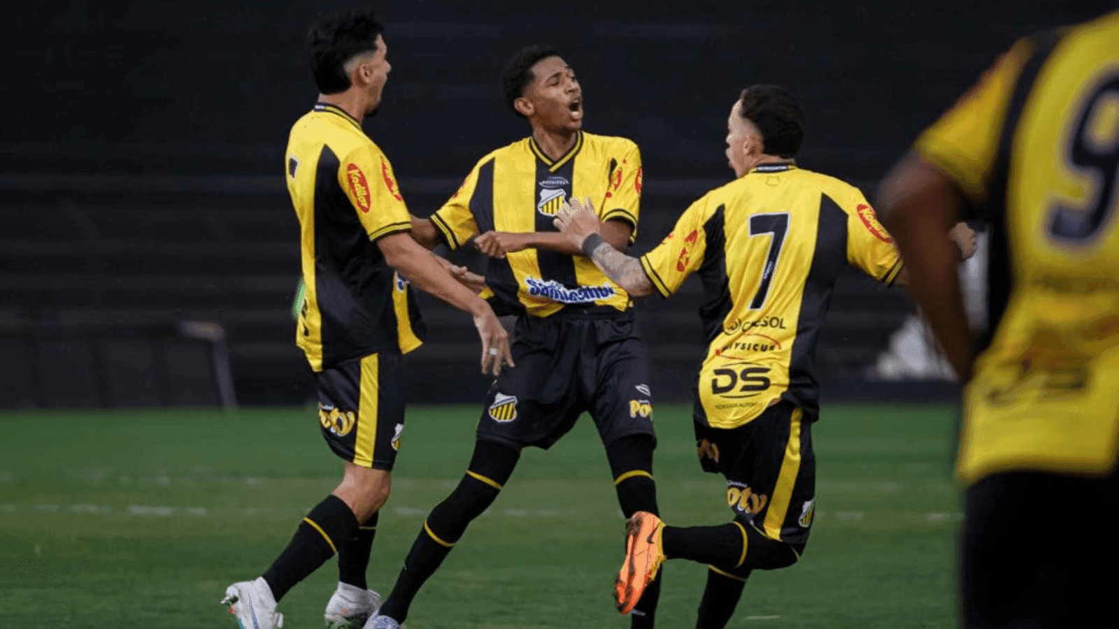 Os meninos do Tigre do Vale marcam 2 a 1 na equipe paranaense