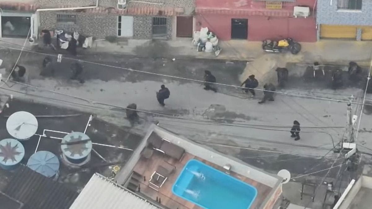 Traficantes armados andando pela rua antes de megaoperação no Rio
