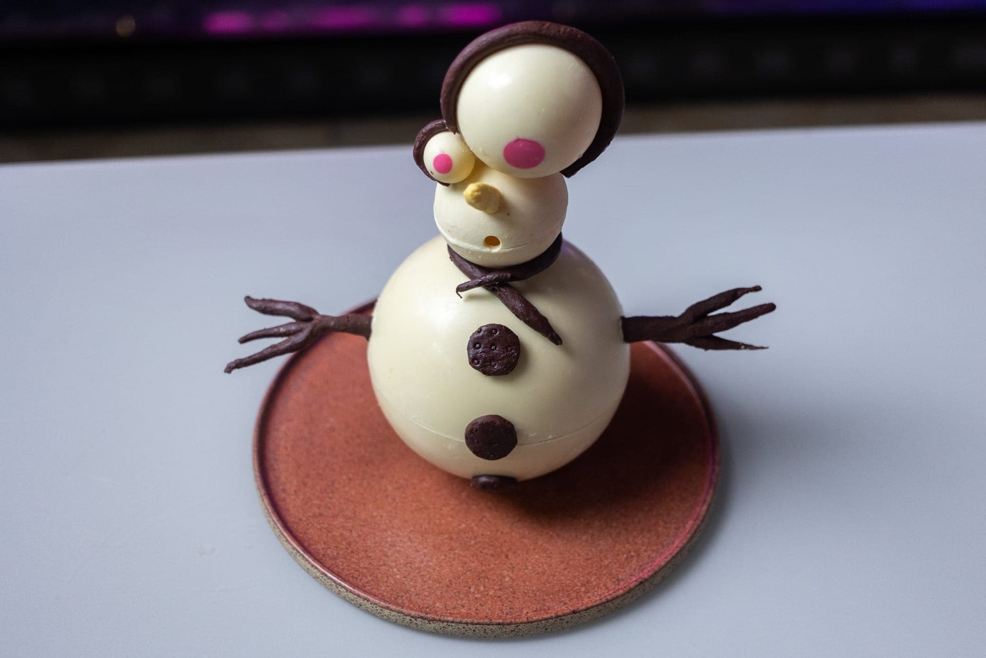 Entremet de mousse de pistache com gelatina de frutas vermelhas em formato de boneco de neve