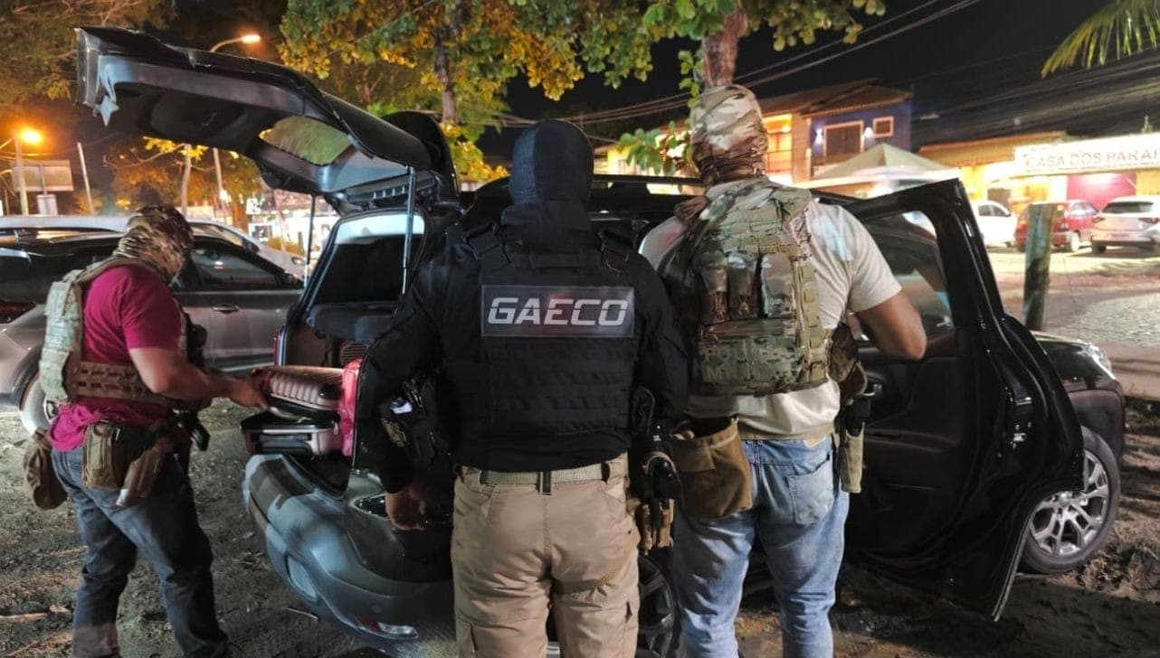 O suspeito foi localizado em via pública, dentro de um veículo
