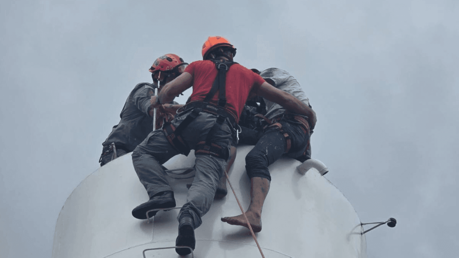 Os bombeiros usaram técnicas de salvamento em altura