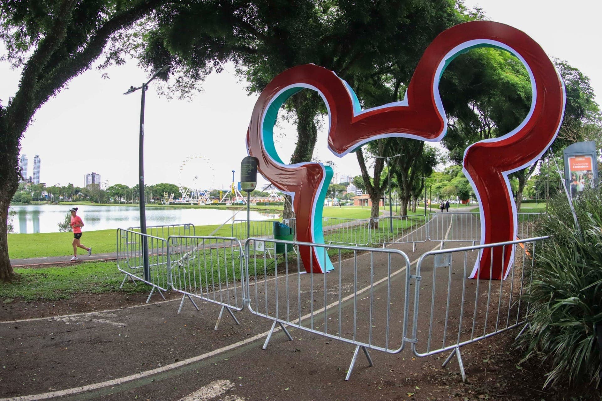 Parque Mágico do Natal da Disney começa a ser montado em Curitiba
