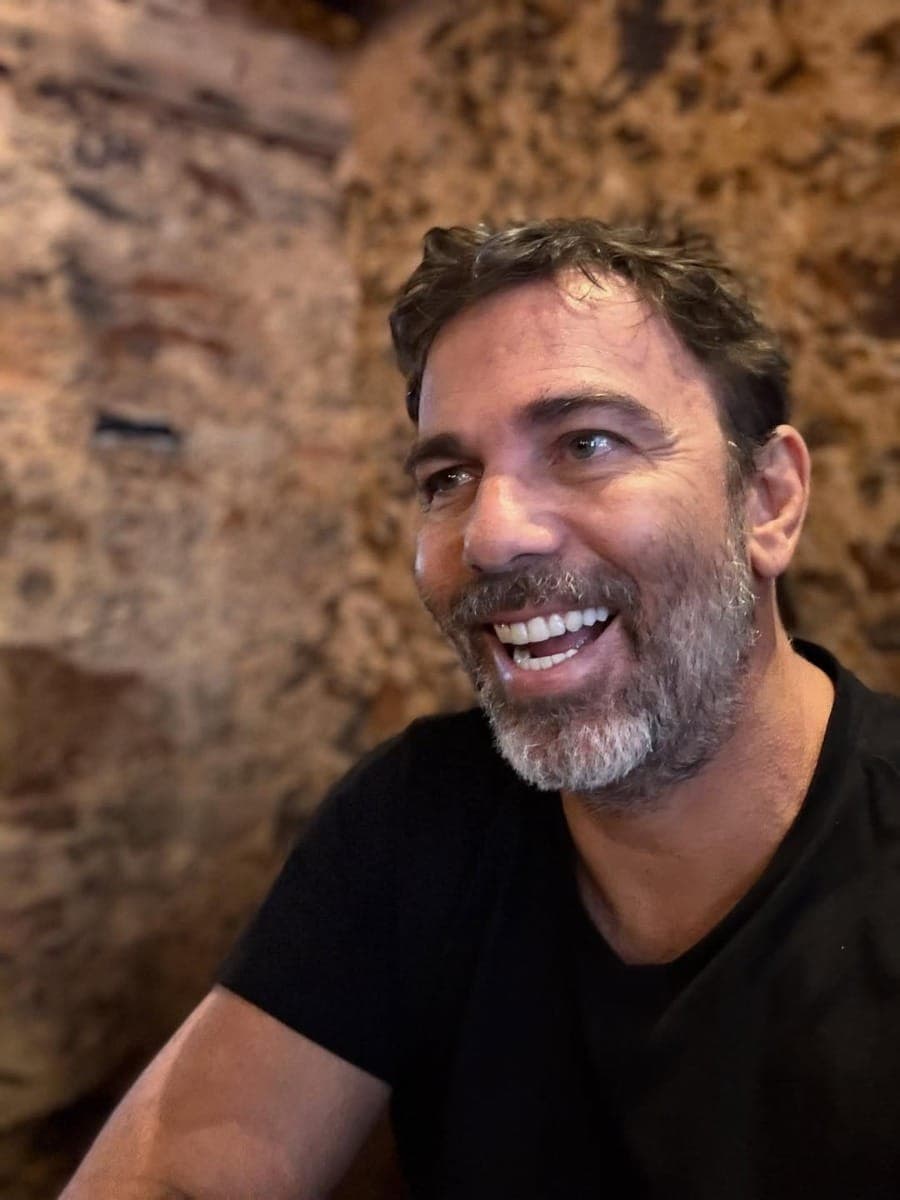 Ator explicou que os sintomas apareceram durante uma viagem ao exterior