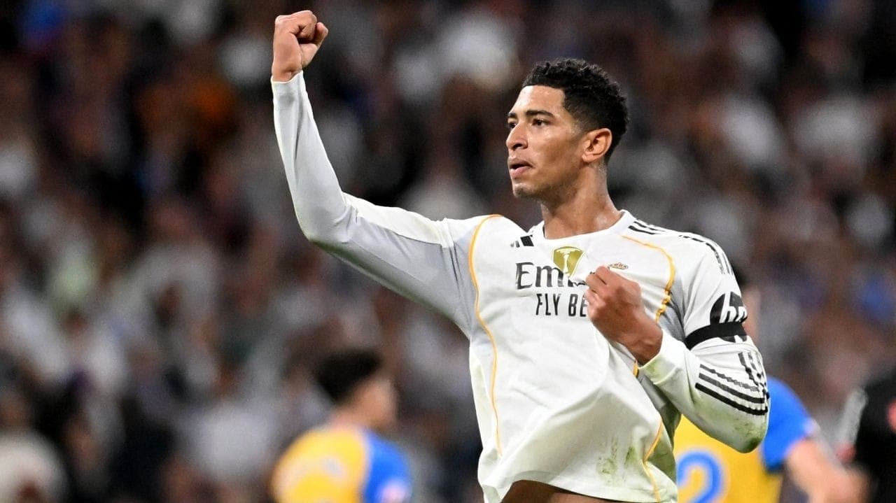 Bellingham comemora gol do Real Madrid contra o Valencia