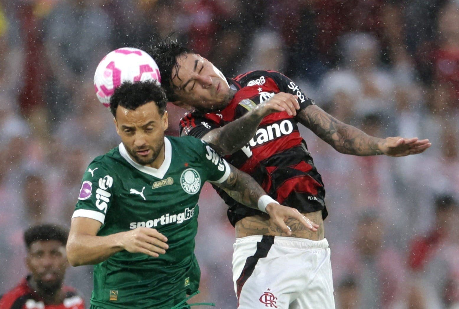 Felipe Anderson, do Palmeiras, e Pulgar, do Flamengo