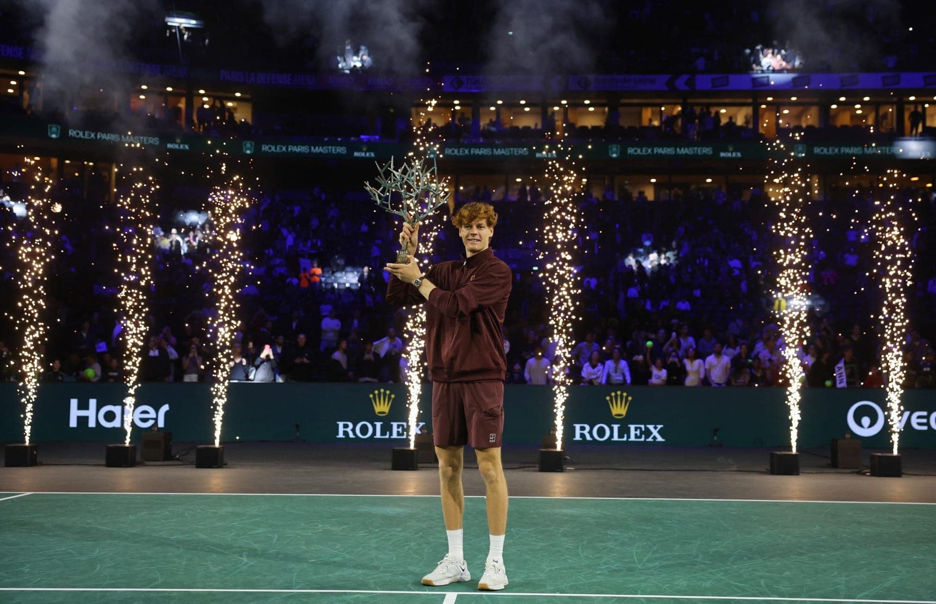Jannik Sinner com troféu do Masters 1000 de Paris