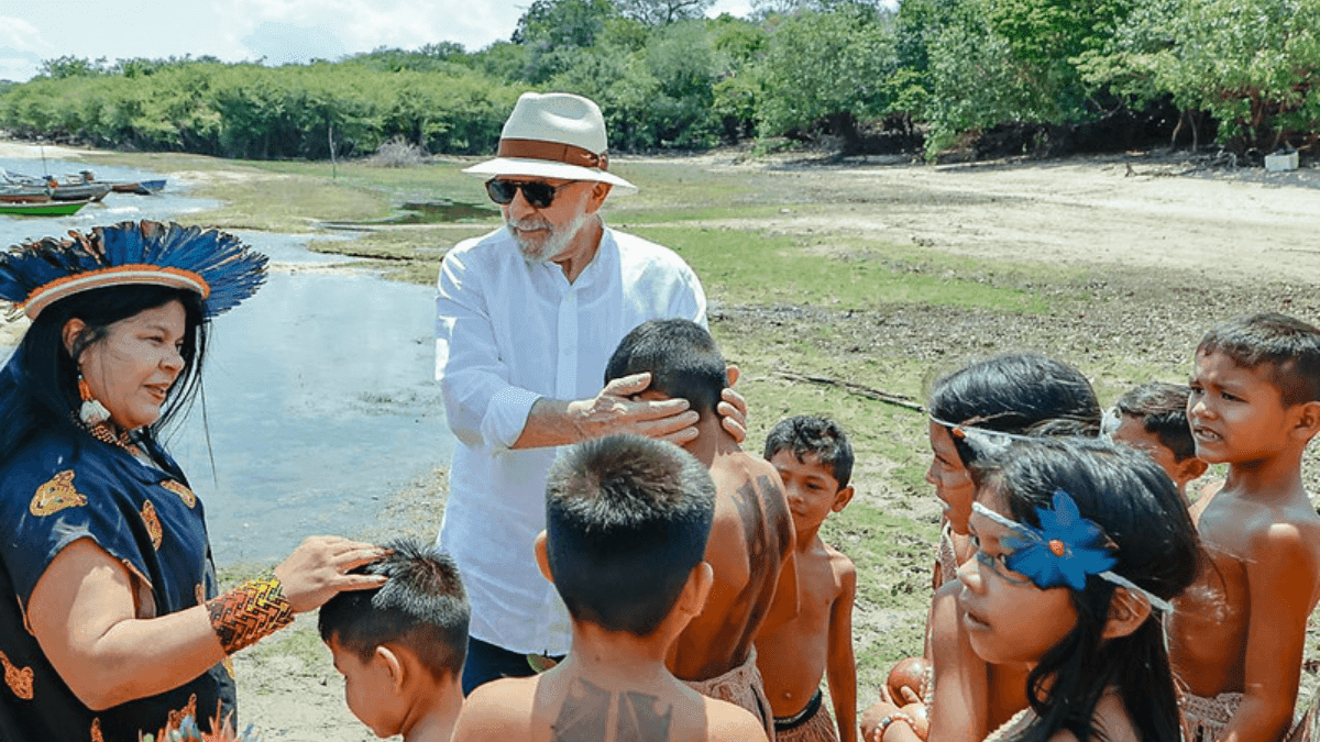 Lula durante visita à Aldeia Vista Alegre do Capixauã.