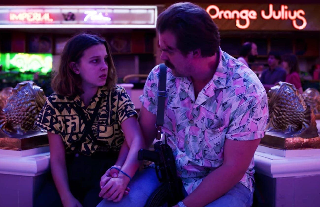 Millie Bobby Brown e David Harbour em Stranger Things