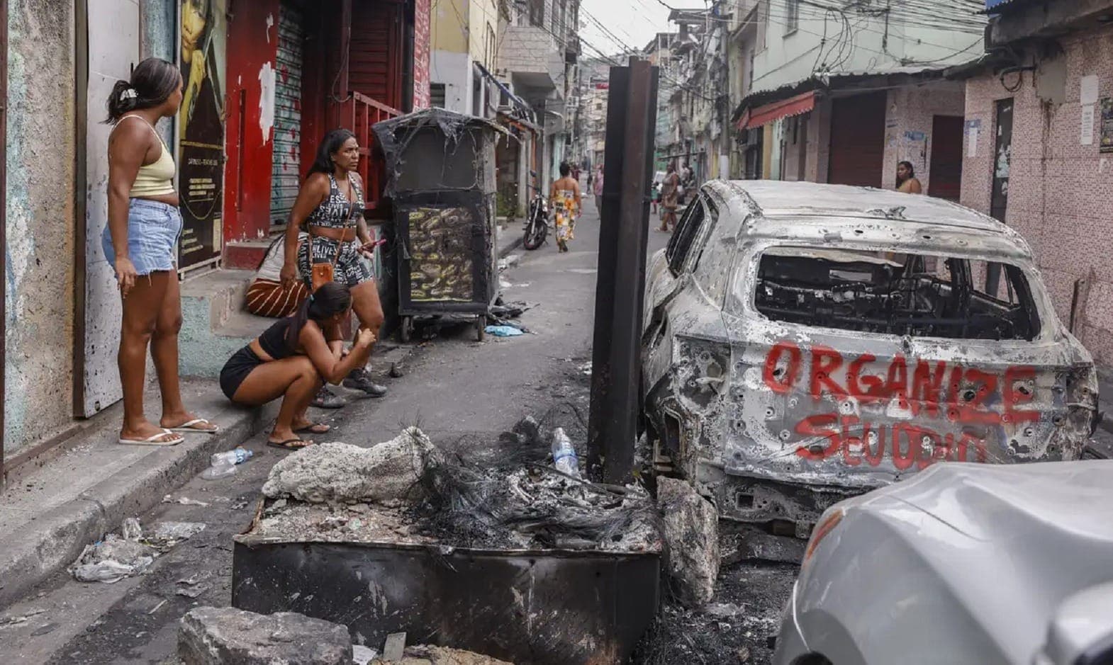 Barricada usada pelos criminosos em megaoperação na Penha e no Alemão